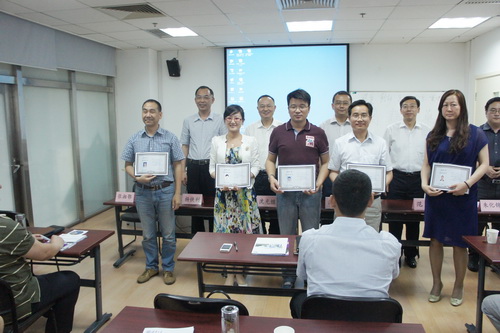 清华大学工商管理研修班2014年班级颁发结业证书合影