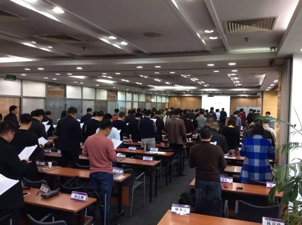 清华大学国际化工商管理总裁班2015年11月开课同学们晨读