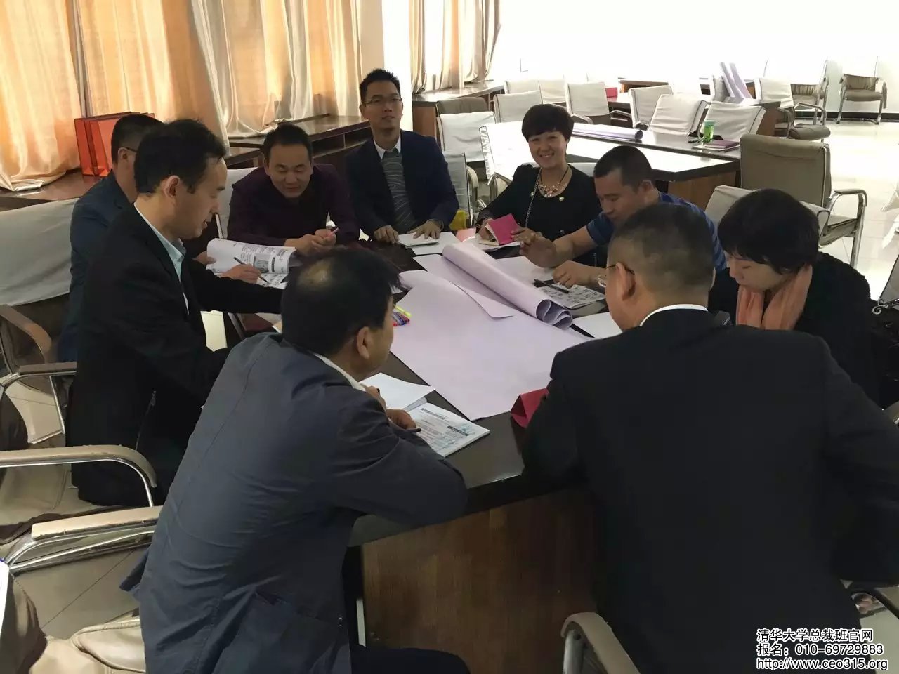 清华大学高级工商管理研修班阿克苏四期班学员分组讨论