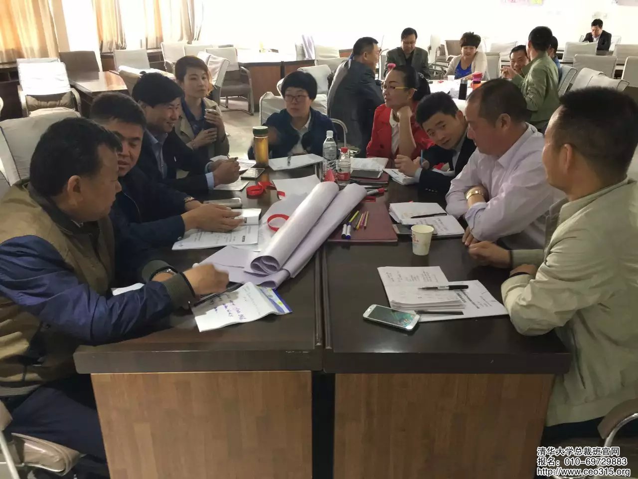 清华大学高级工商管理研修班阿克苏四期班学员分组讨论
