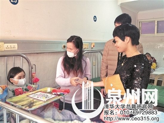 清华大学总裁班的学生代表到医院为筱雯送上捐款