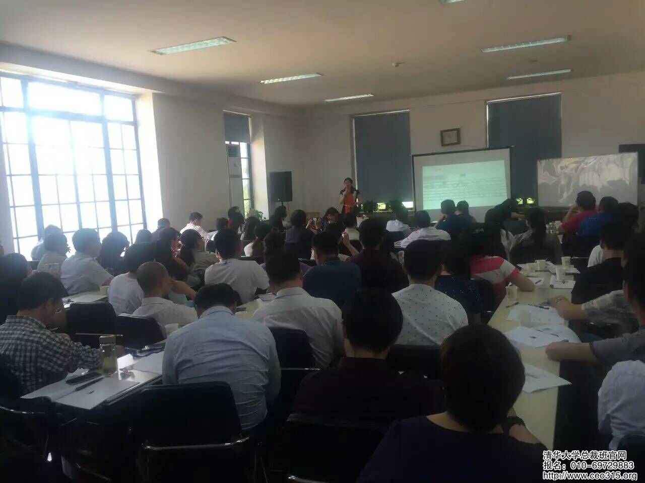 清华建筑总裁班30期同学们努力记着笔记