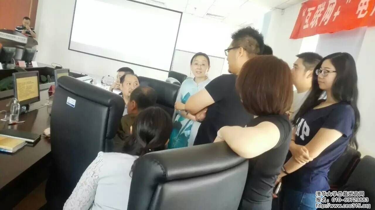 清华互联网+电商班同学们课间向老师请教一些问题